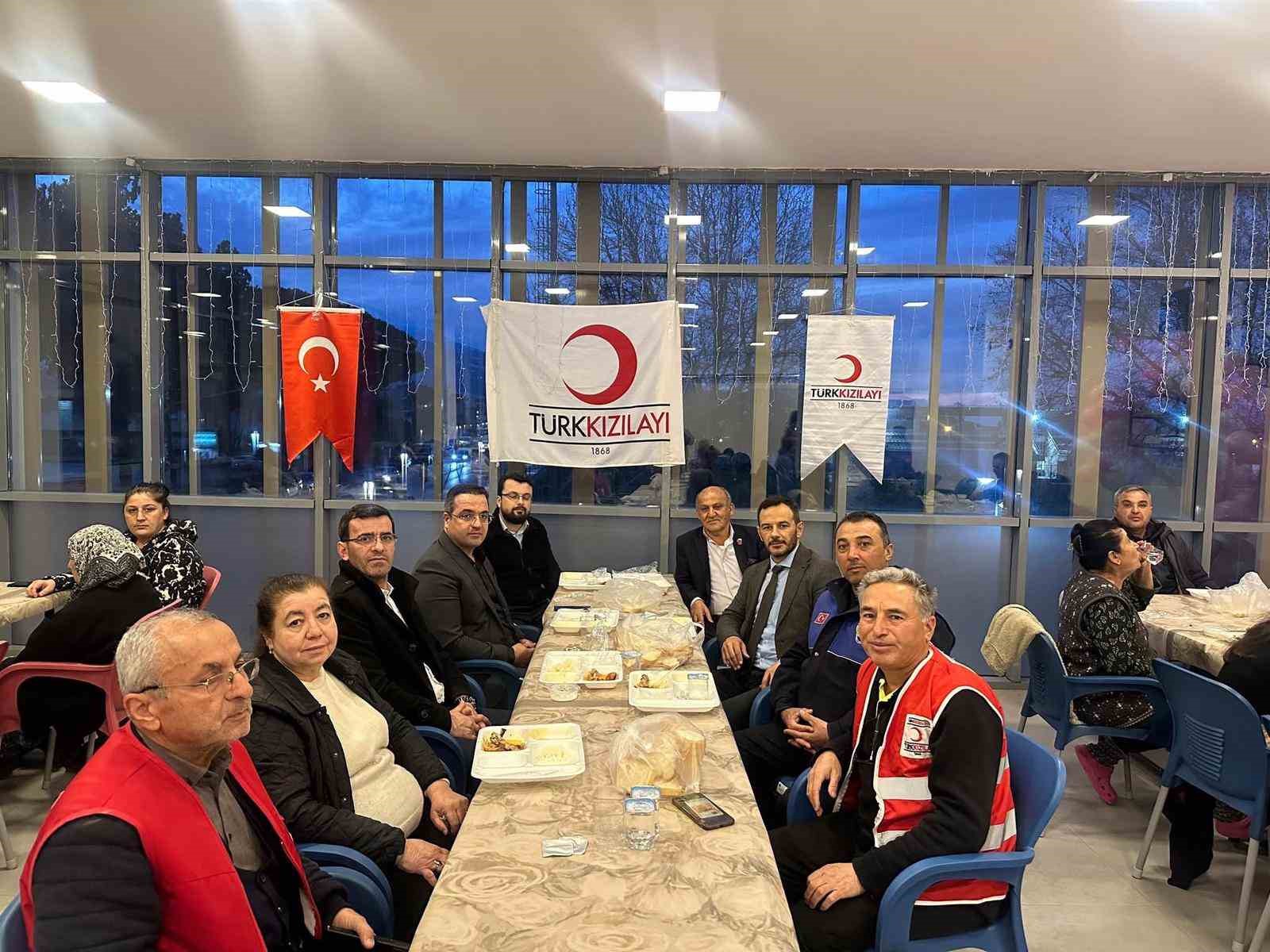 Kaymakam Dalak kurum amirleriyle Kızılay’ın iftarında vatandaşlarla buluştu
Kaymakam Dalak kurum amirleriyle Kızılay’ın iftarında vatandaşlarla buluştu