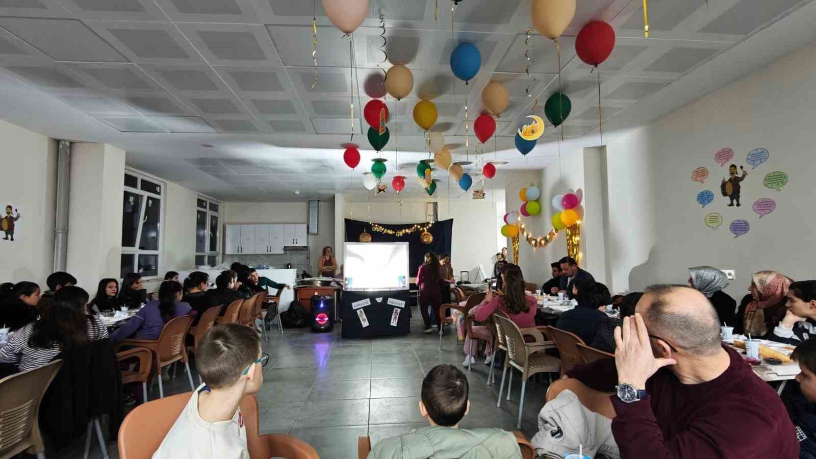 Kaymakam Dalak, miniklerle aynı sofrada oruç açtı
Kaymakam Dalak, miniklerle aynı sofrada oruç açtı