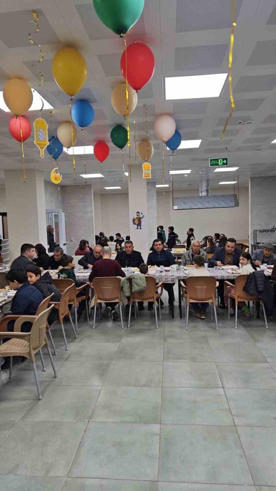 Kaymakam Dalak, miniklerle aynı sofrada oruç açtı
Kaymakam Dalak, miniklerle aynı sofrada oruç açtı