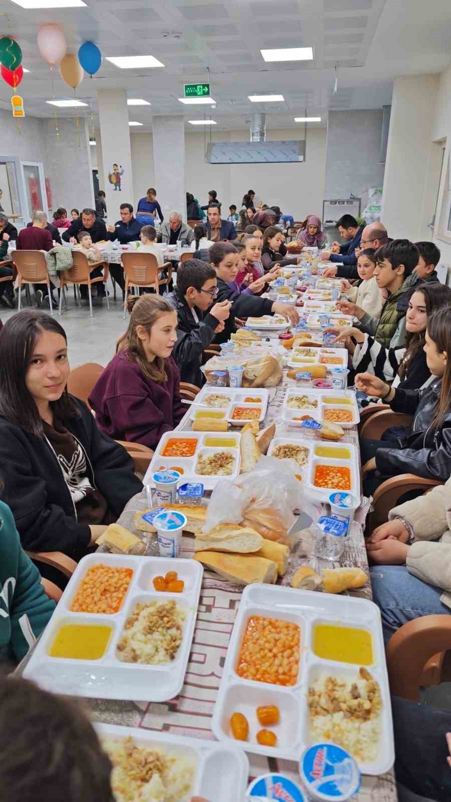 Kaymakam Dalak, miniklerle aynı sofrada oruç açtı
Kaymakam Dalak, miniklerle aynı sofrada oruç açtı