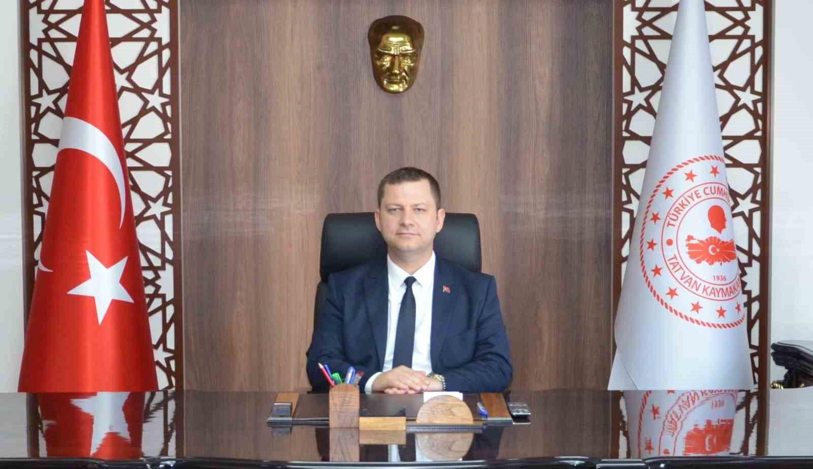 Kaymakam Demirer: "Tatvan’da tarım, hayvancılık ve gıda güvenliği alanında yoğun bir çalışma yürütüldü"
Kaymakam Demirer: "Tatvan’da tarım, hayvancılık ve gıda güvenliği alanında yoğun bir çalışma yürütüldü"