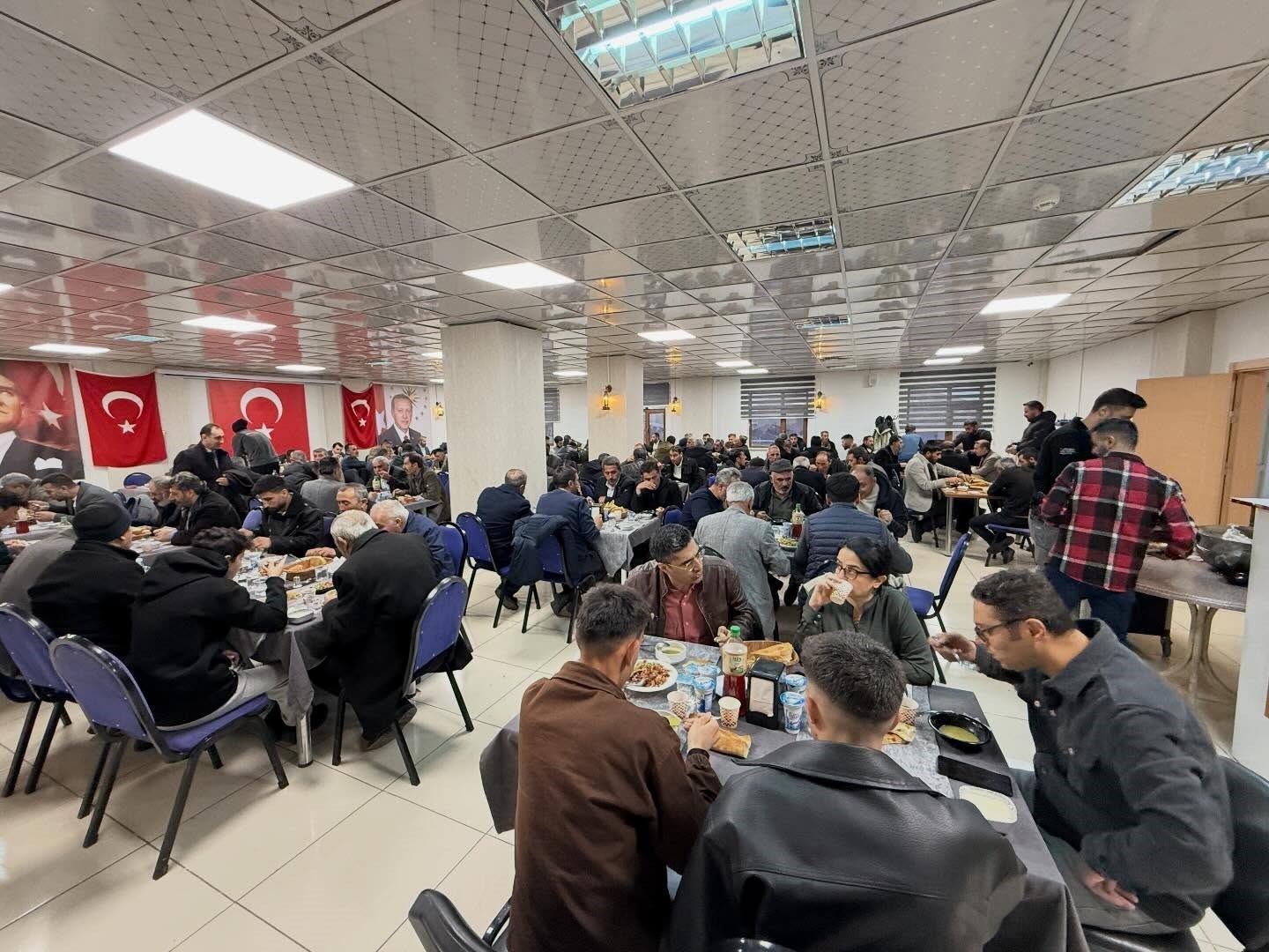 Kaymakam Demirkol, muhtarlar ile iftar programında bir araya geldi
