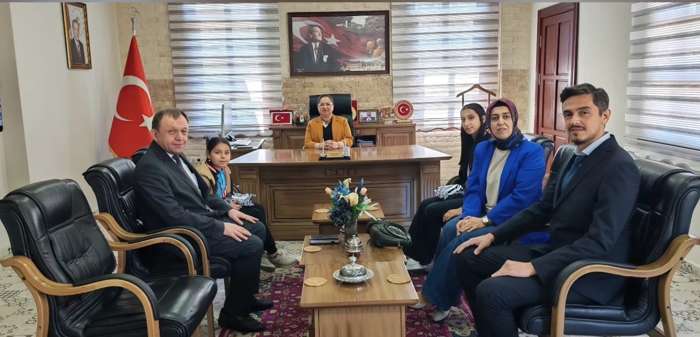 Kaymakam Doğru, başarılı öğrencileri makamında ağırladı
