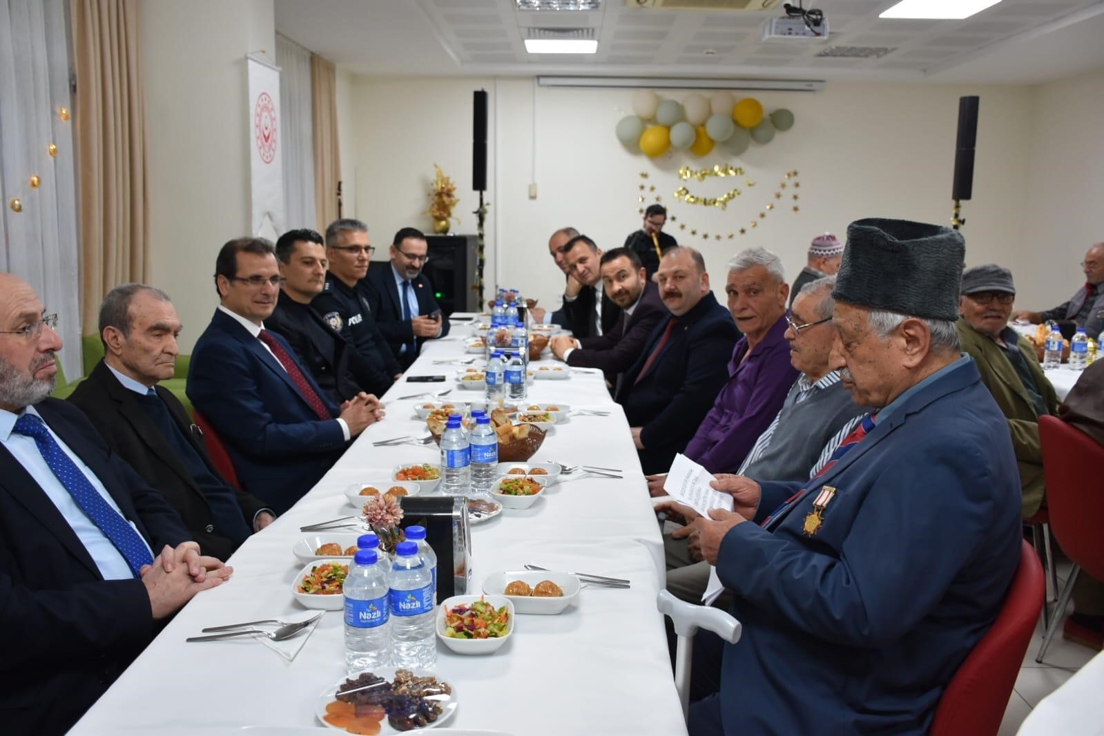Kaymakam Güldoğan huzurevi sakinleriyle iftarda buluştu

