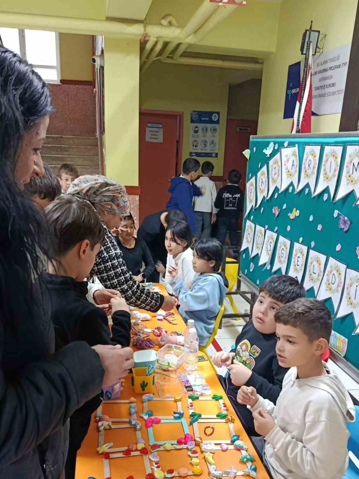 Kaymakam Kan, minik girişimcilerin heyecanına ortak oldu
