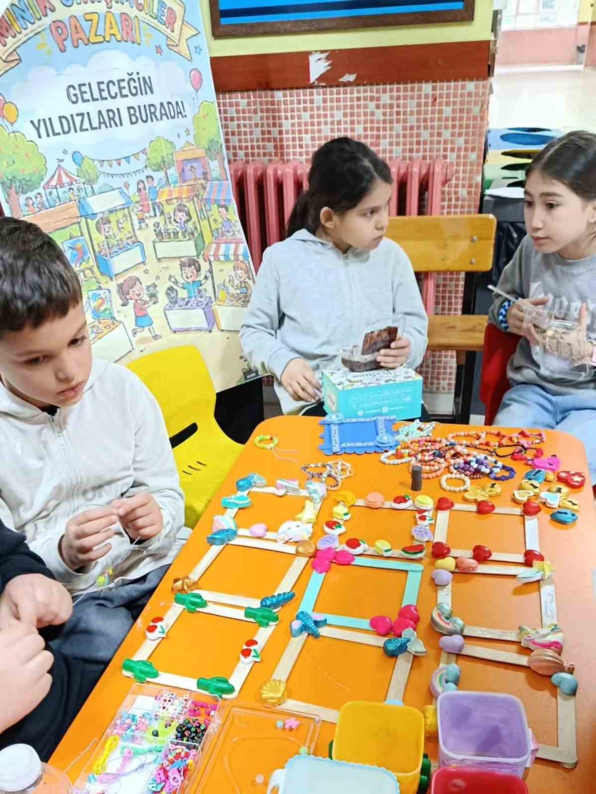 Kaymakam Kan, minik girişimcilerin heyecanına ortak oldu
