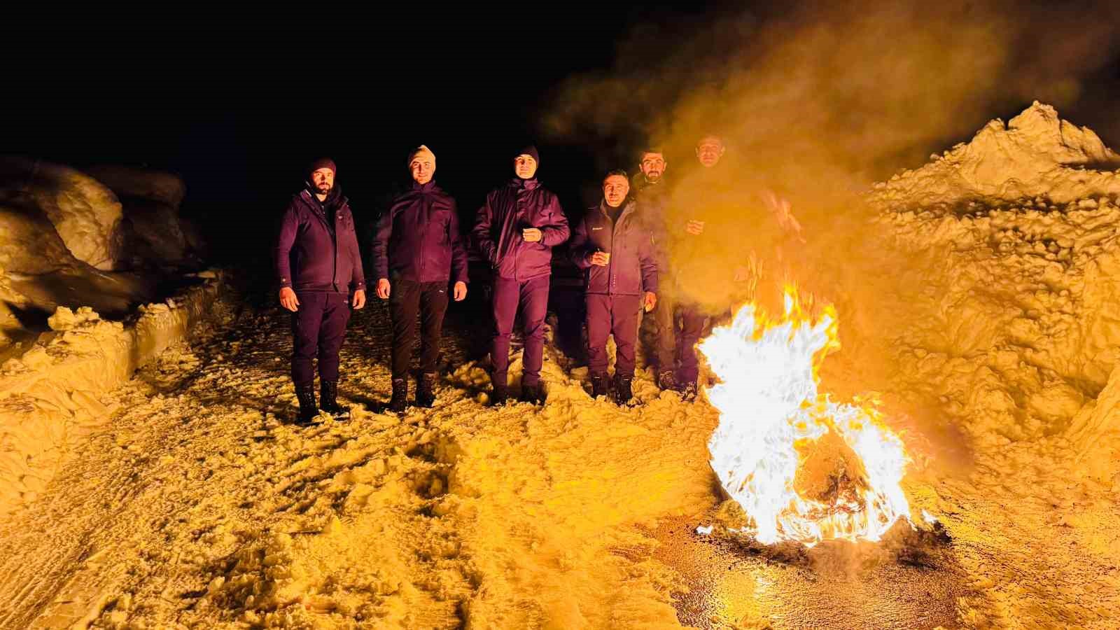 Kaymakam, karlı yollarda hasta kurtarma operasyonuna katıldı
