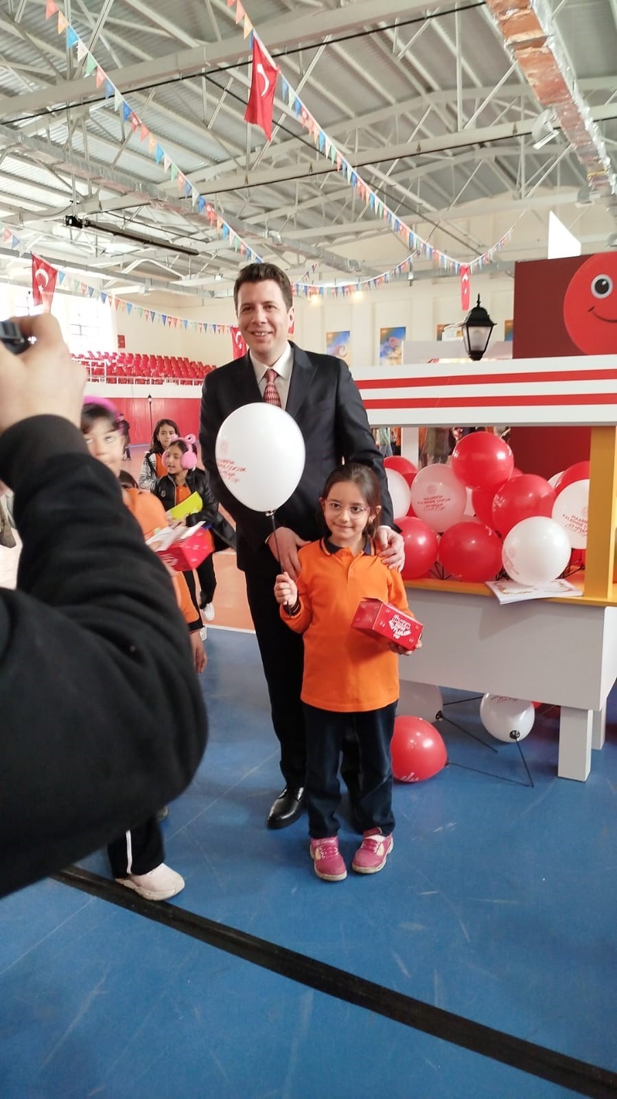 Kaymakam Kızılgüneş, miniklerle doktor önlüğü giydi
