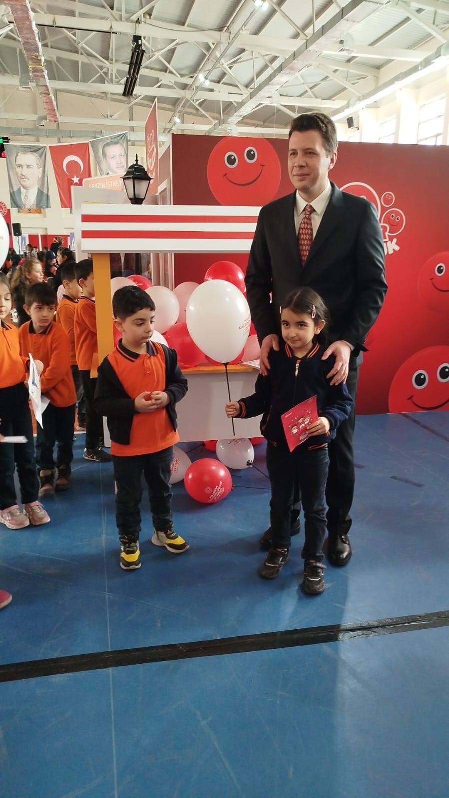 Kaymakam Kızılgüneş, miniklerle doktor önlüğü giydi
