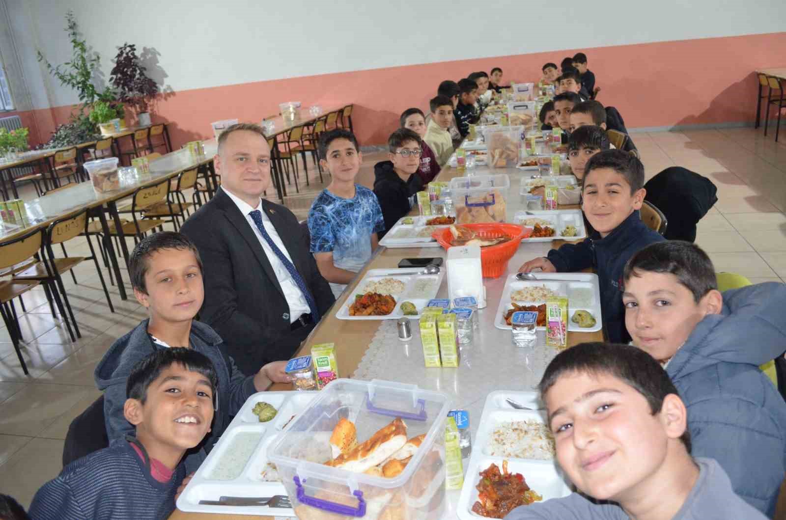 Kaymakam Koşansu öğrencilerle iftar sofrasında buluştu
