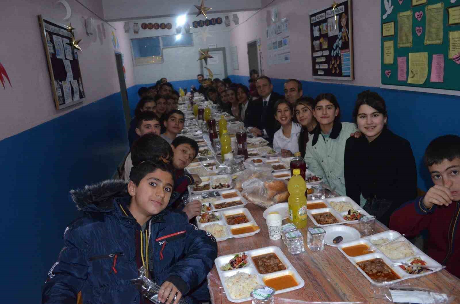 Kaymakam Koşansu öğrencilerle iftar sofrasında buluştu
