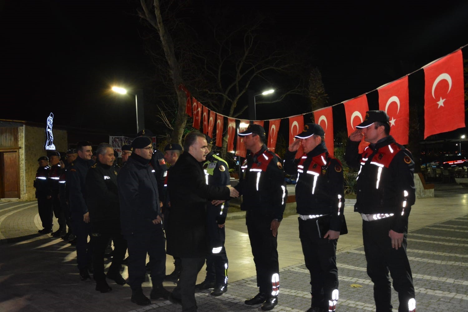 Kaymakam Odabaş yeni yılda görev başındaki personeli yalnız bırakmadı
