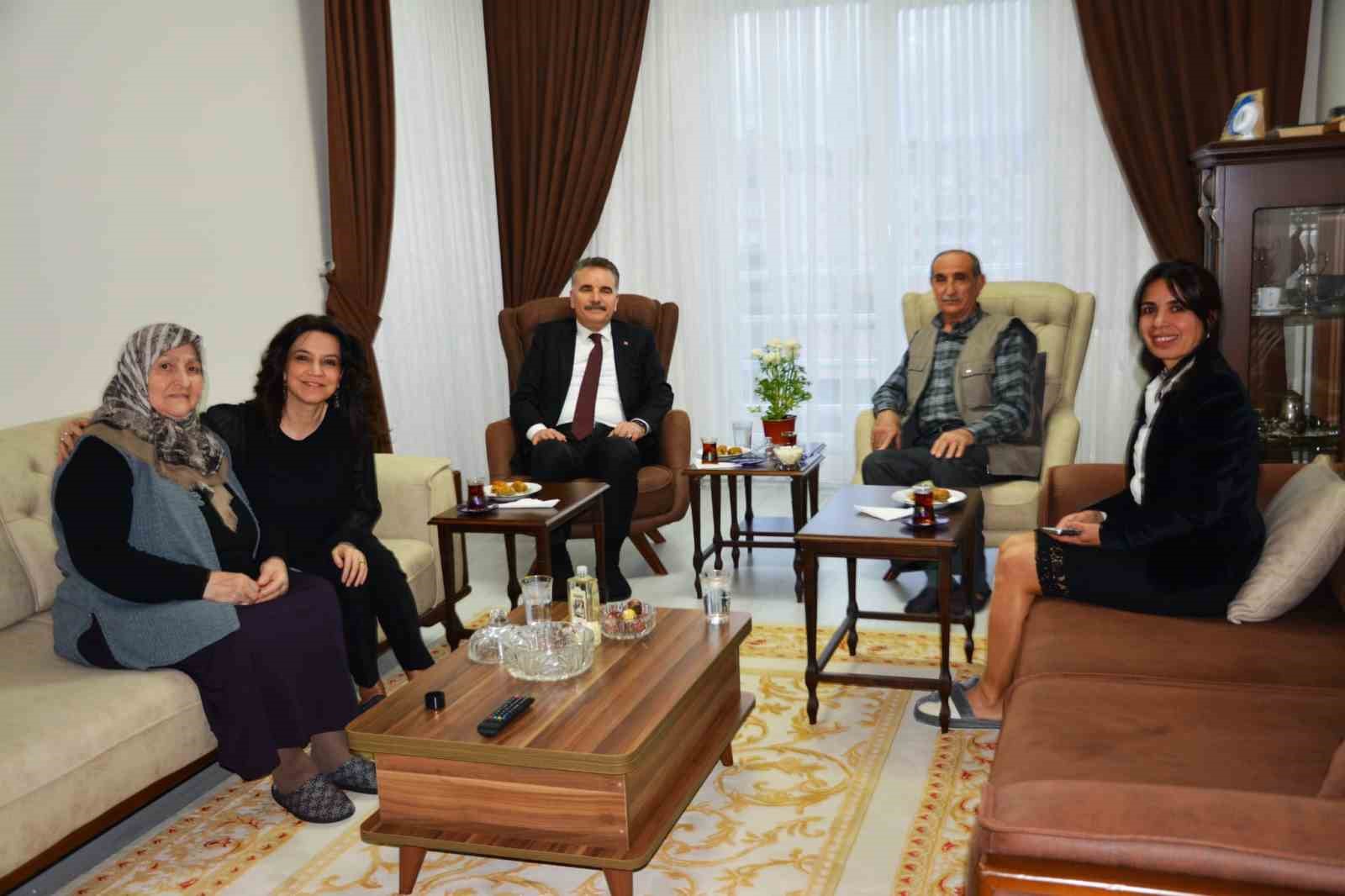 Kaymakam Odabaş’tan bayramda şehit ailelerine ziyaret
Kaymakam Odabaş’tan bayramda şehit ailelerine ziyaret