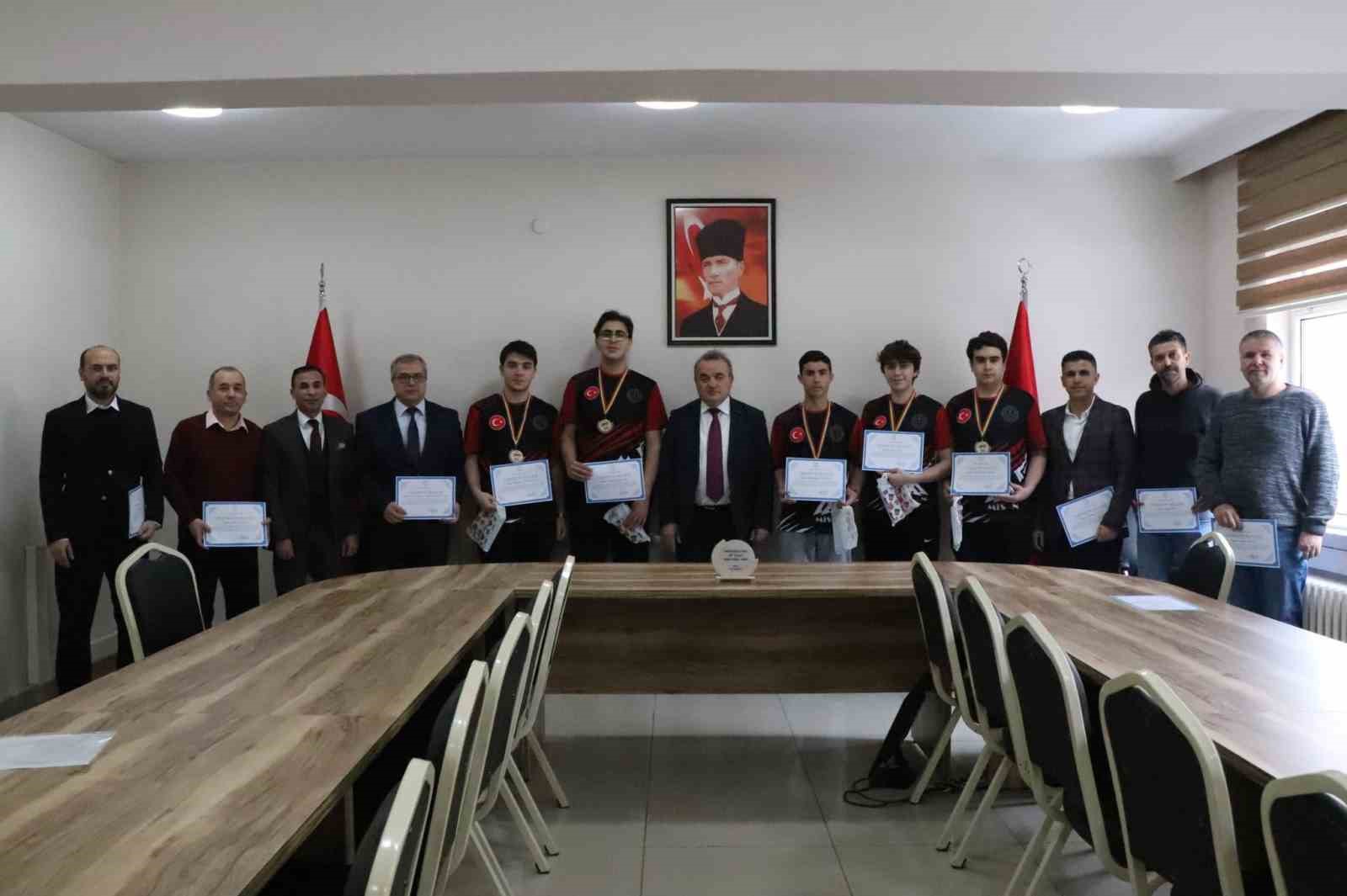 Kaymakam Öztürk: "Gençlerimizin her alanda yanında olmaya ve onları desteklemeye devam edeceğiz"
