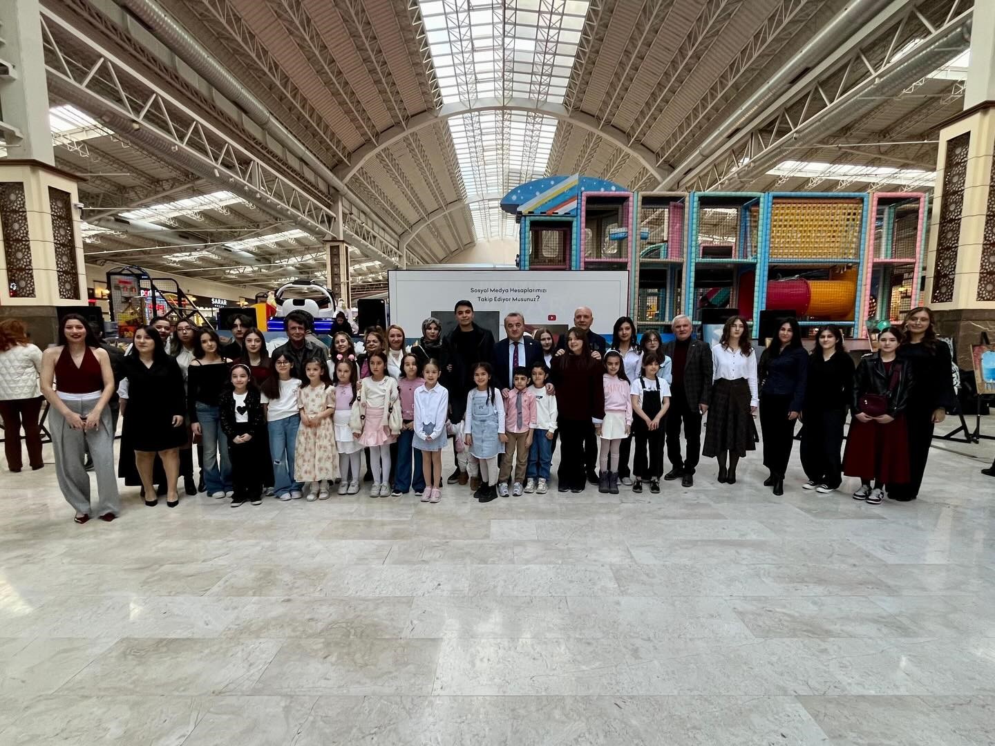 Kaymakam Öztürk sergi açılışına katıldı
