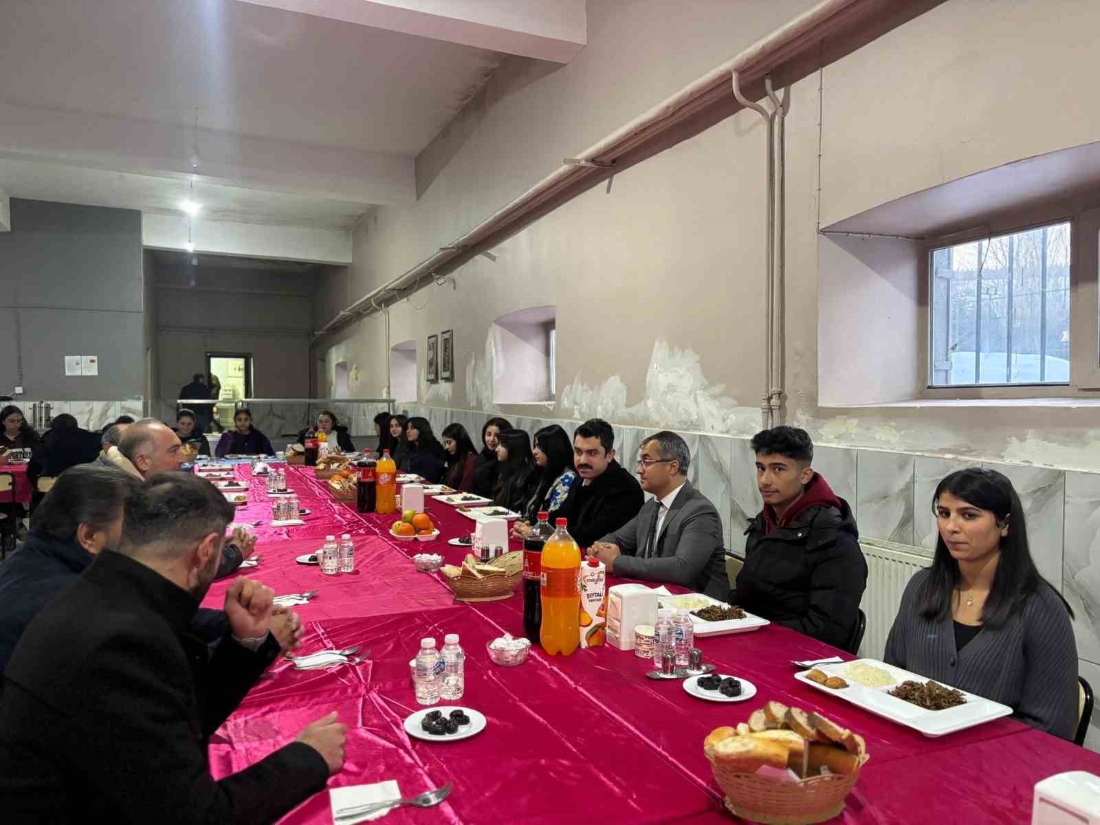 Kaymakam Tutal, öğrencilerle iftarda buluştu
