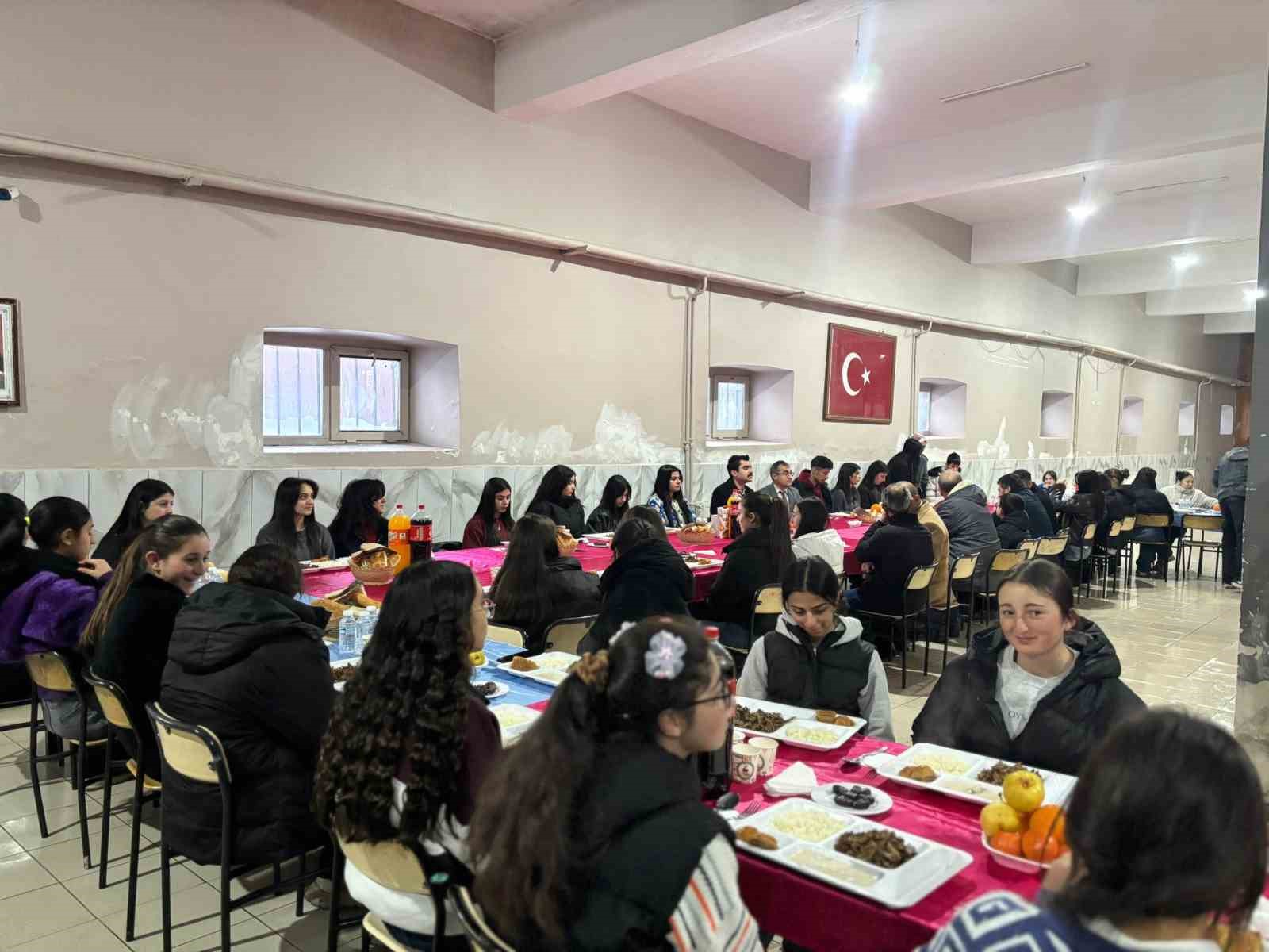 Kaymakam Tutal, öğrencilerle iftarda buluştu
