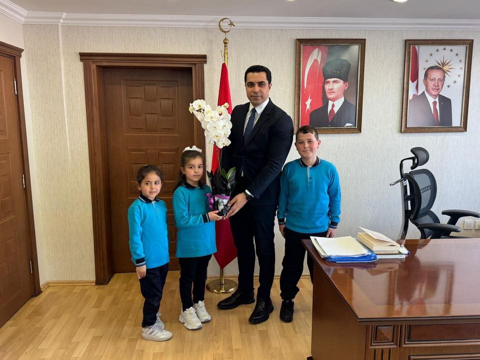 Kaymakam Tutay koltuğunu öğrencilere devretti
