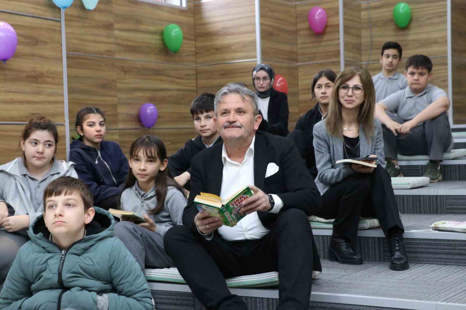 Kaymakam ve Başkan çocuklarla kitap okudu
