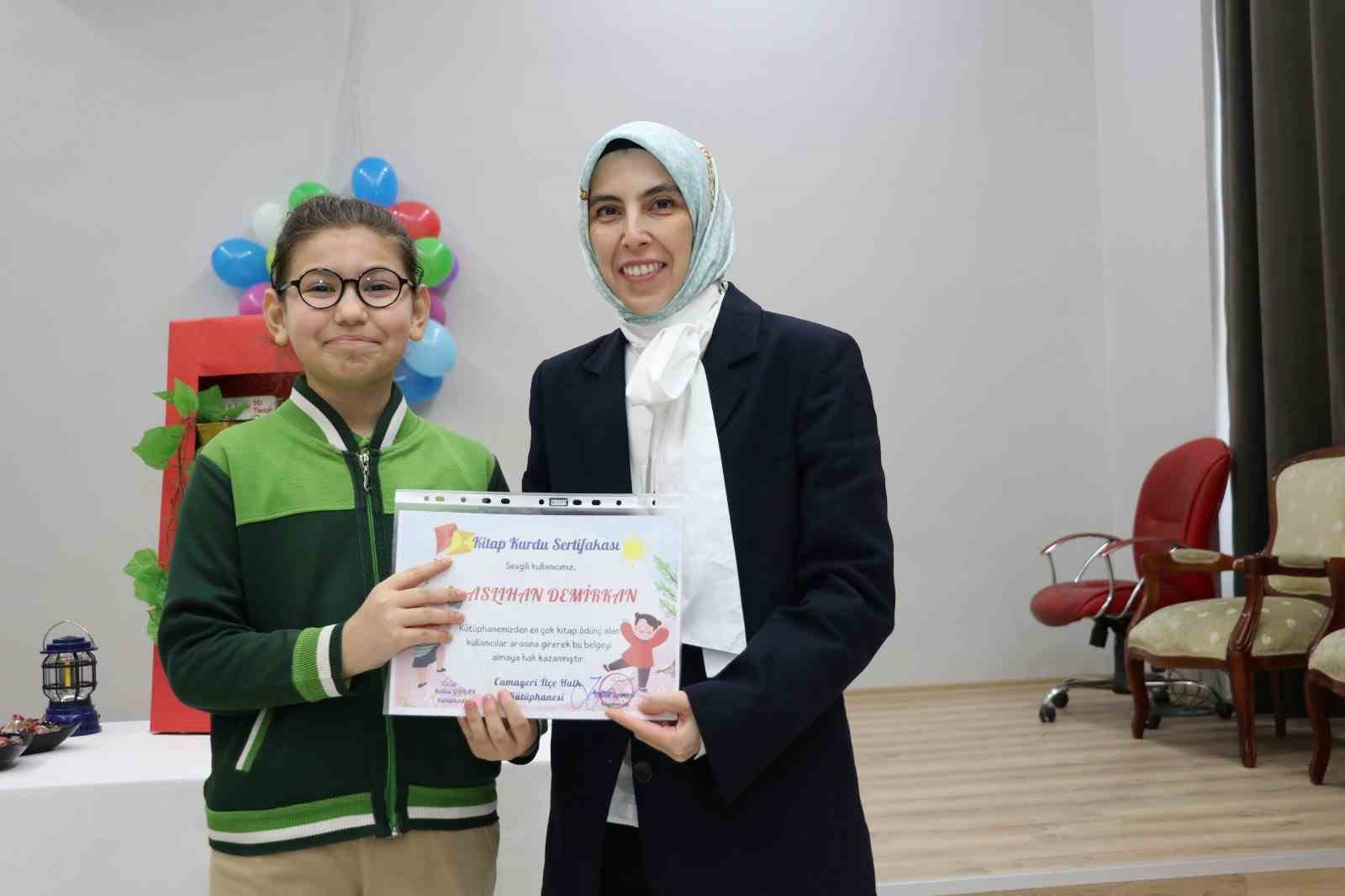 Kaymakam ve Başkan çocuklarla kitap okudu
