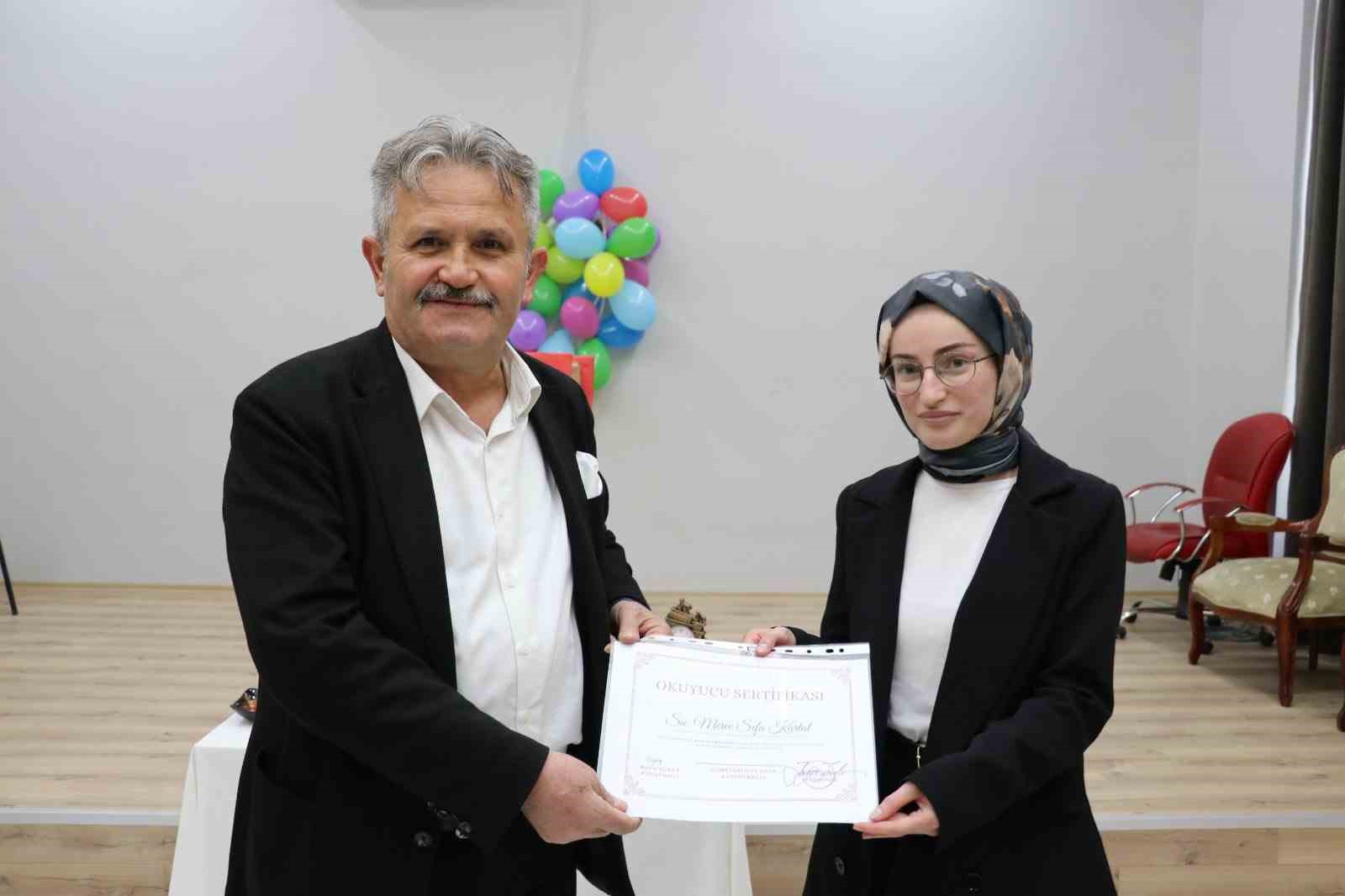 Kaymakam ve Başkan çocuklarla kitap okudu
