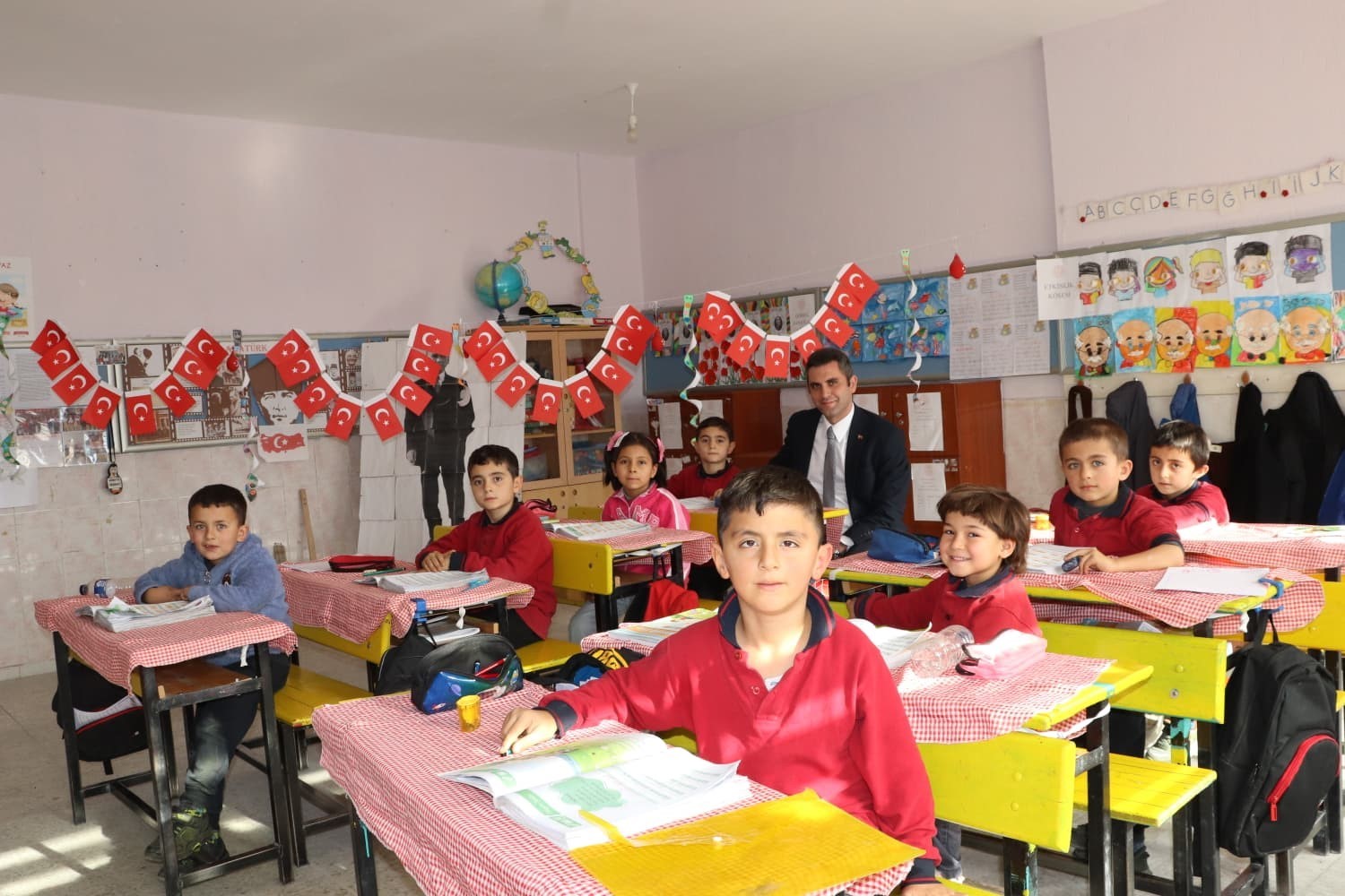 Kaymakam Yıldız, öğrencilerle ders işledi
Kaymakam Yıldız, öğrencilerle ders işledi