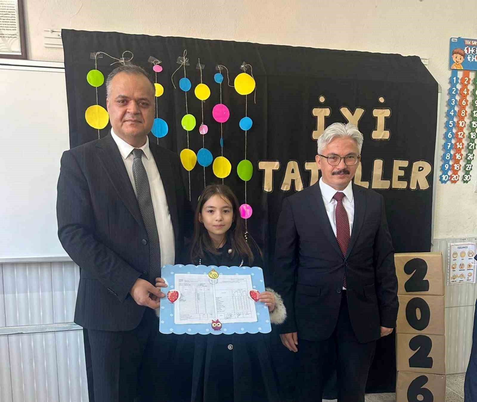 Kaymakamı Çelikkol çocukların karne sevincine ortak oldu
