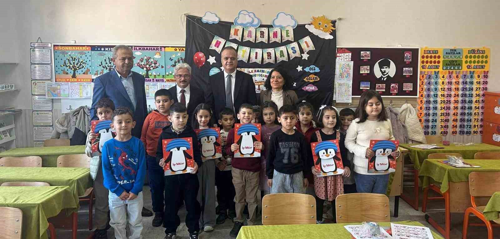 Kaymakamı Çelikkol çocukların karne sevincine ortak oldu
