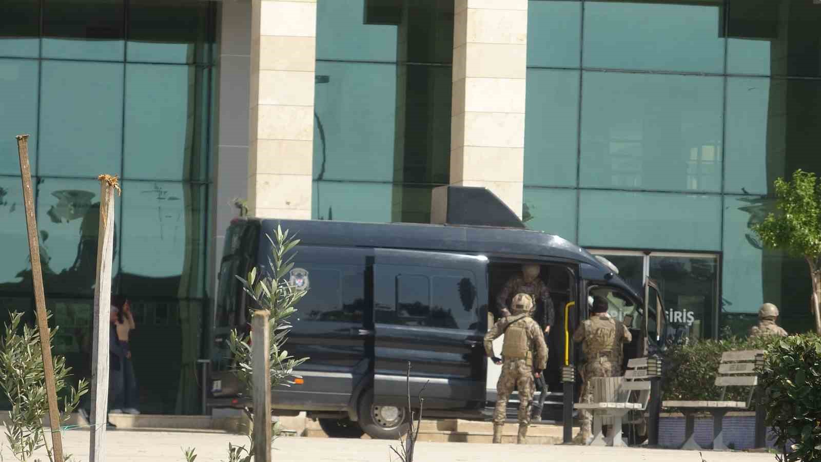 Kaymakamlık binasında ateş açarak kendini odaya kilitleyen şahıs teslim oldu
