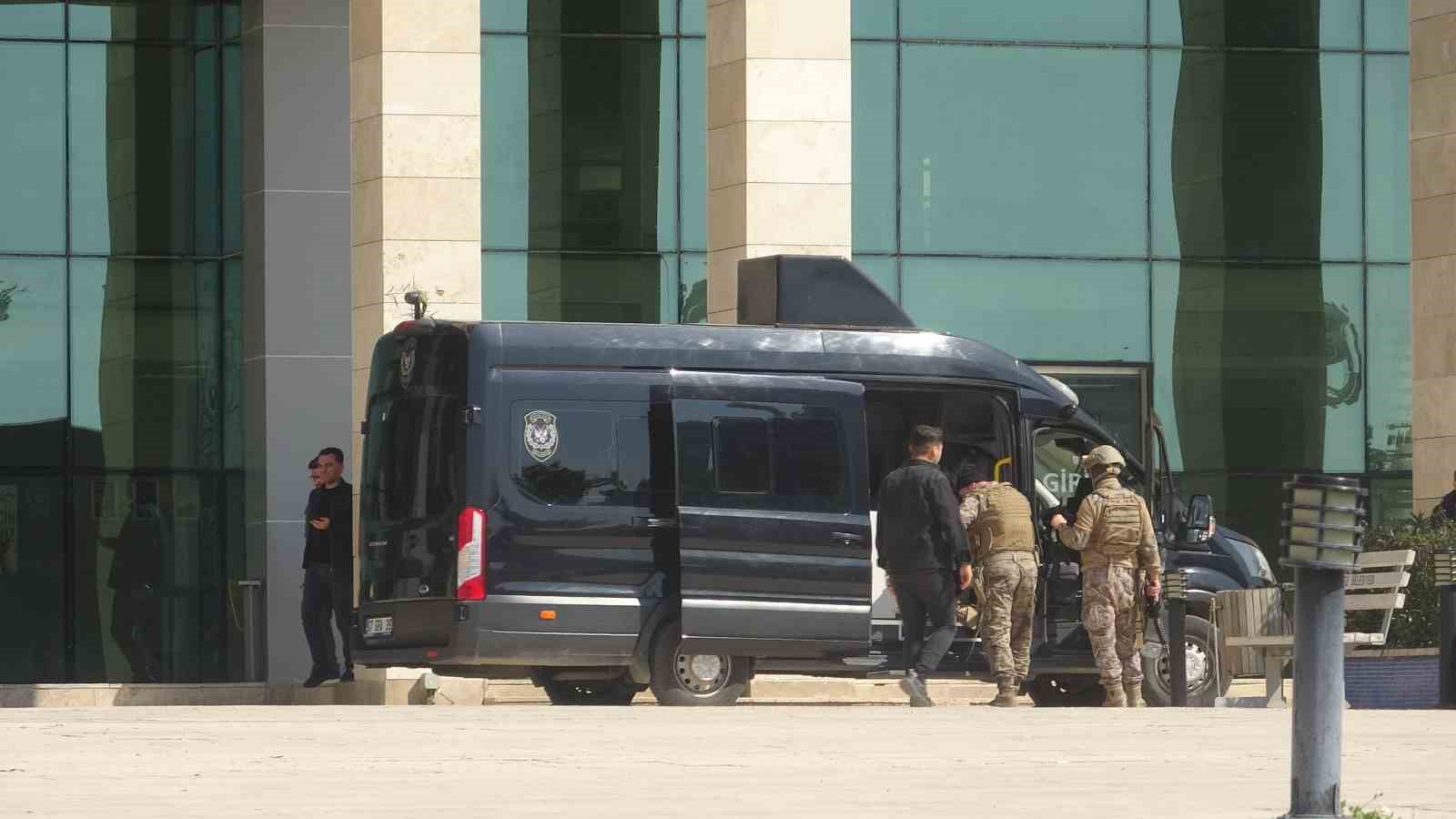 Kaymakamlık binasında ateş açarak kendini odaya kilitleyen şahıs teslim oldu
