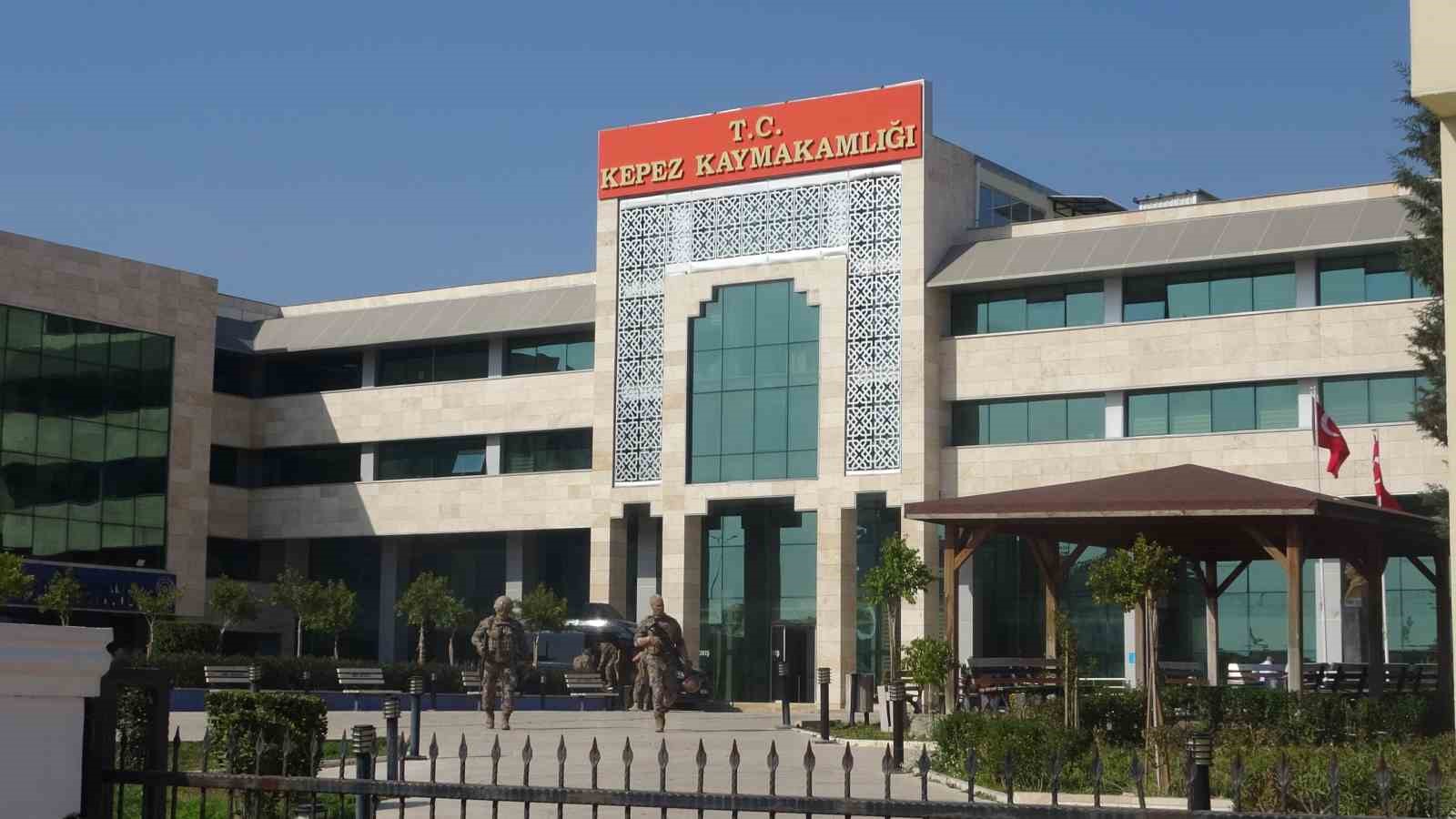 Kaymakamlık binasında ateş açarak kendini odaya kilitleyen şahıs teslim oldu
