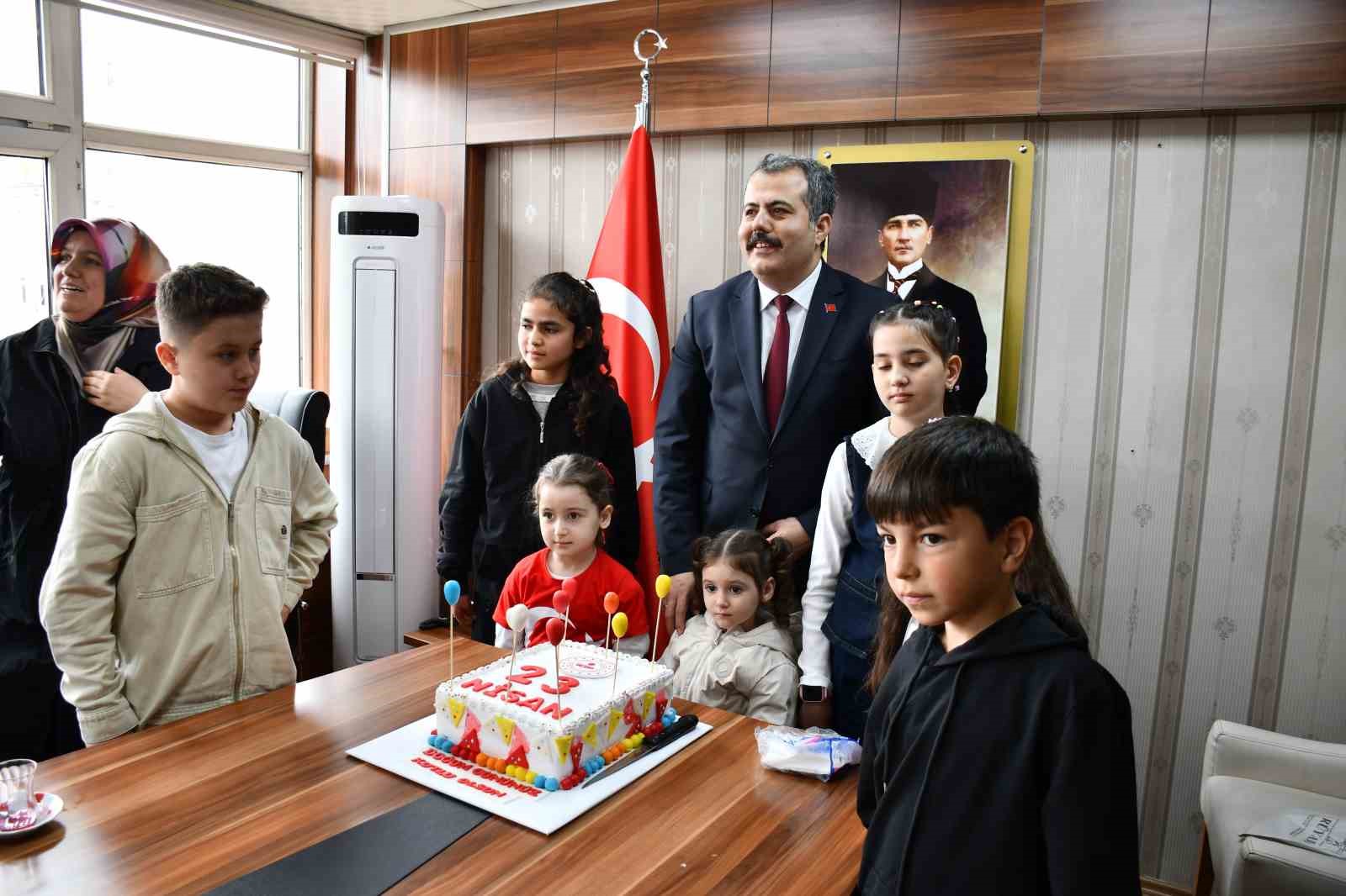 Kaymakamlıktan 23 Nisan’da doğan çocuklar için jest
