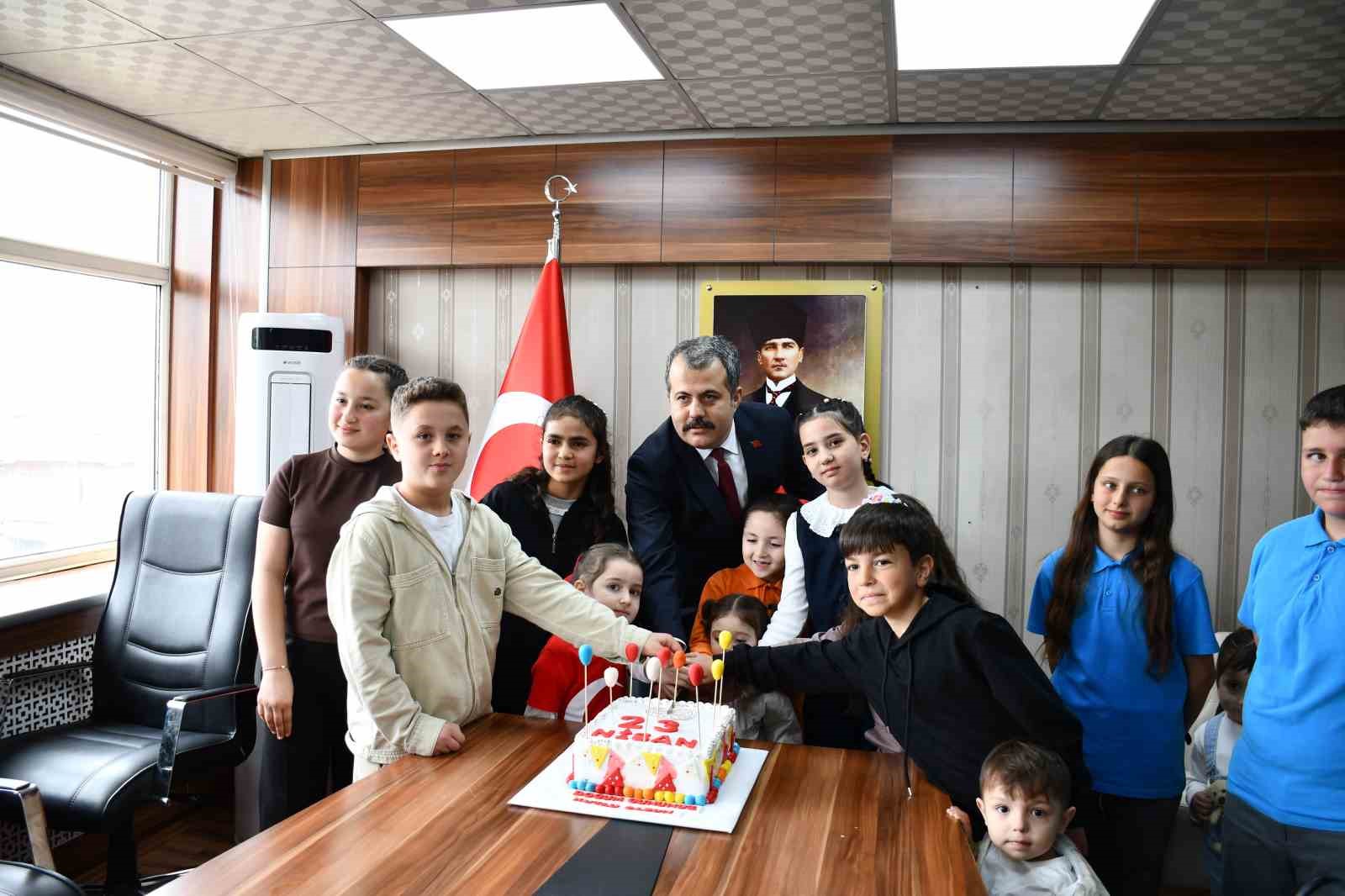 Kaymakamlıktan 23 Nisan’da doğan çocuklar için jest
