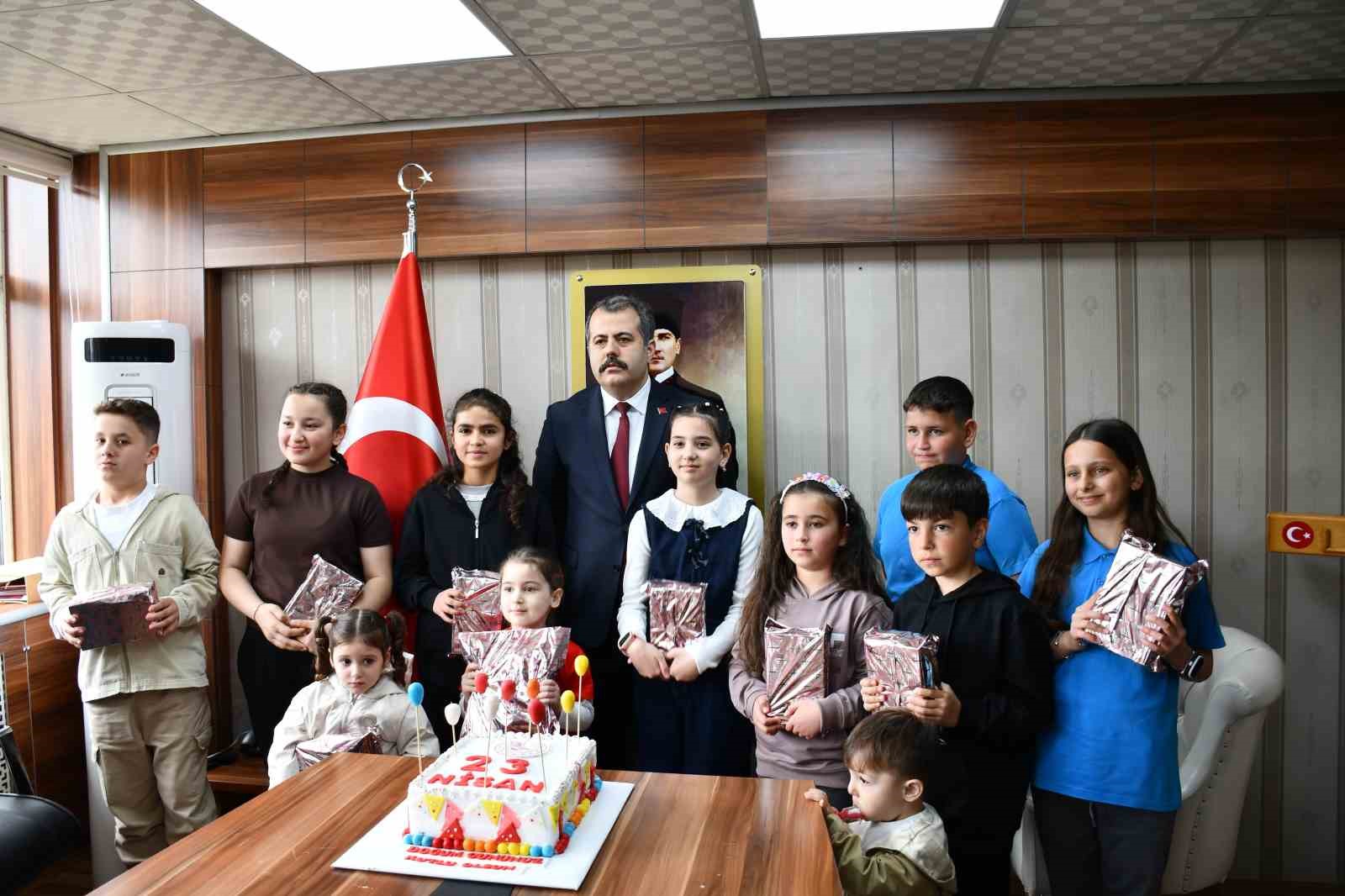 Kaymakamlıktan 23 Nisan’da doğan çocuklar için jest
