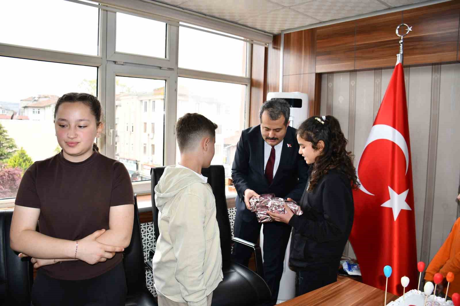 Kaymakamlıktan 23 Nisan’da doğan çocuklar için jest
