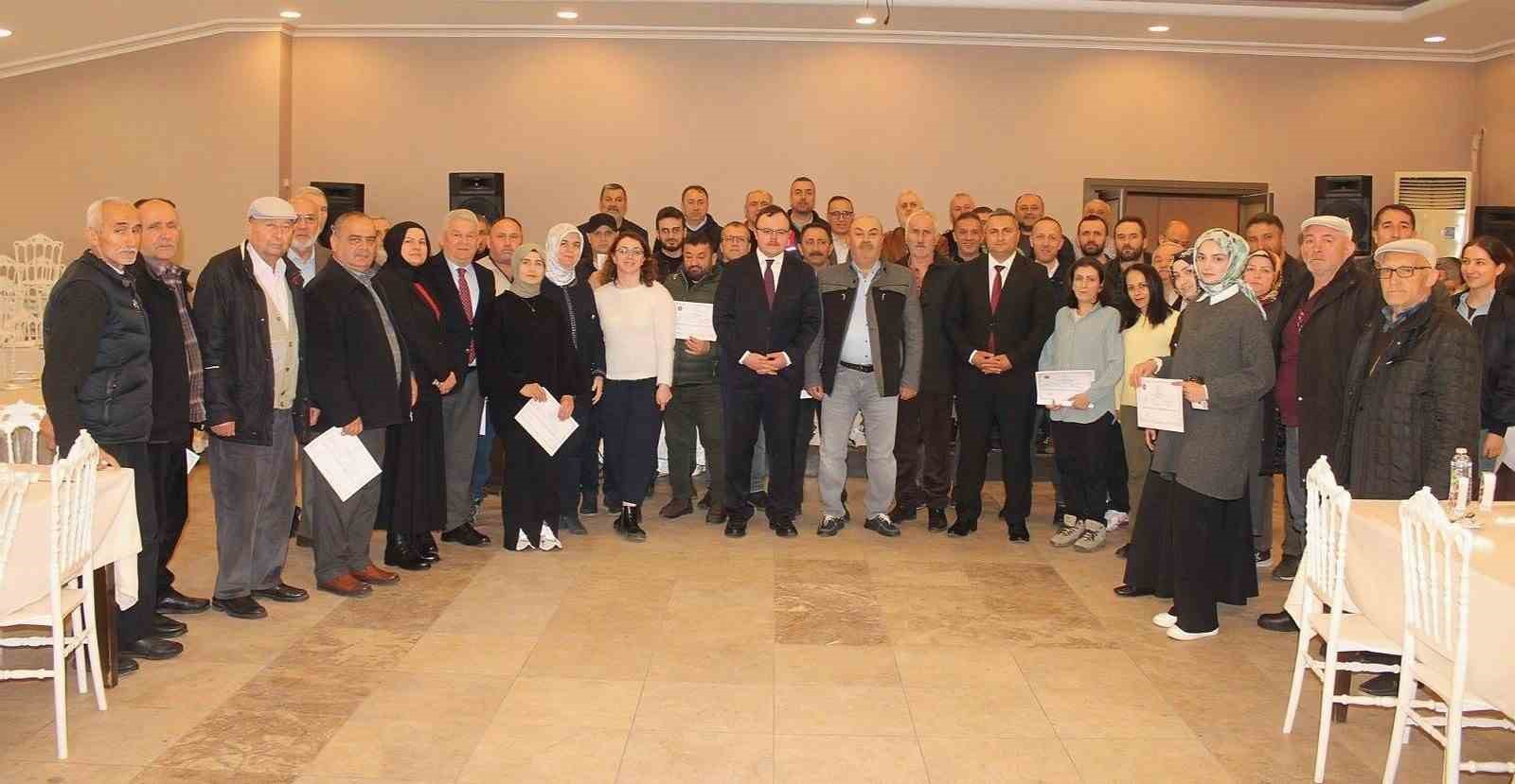 Kaynaşlı’da üreticilere sertifikaları törenle verildi
Kaynaşlı’da üreticilere sertifikaları törenle verildi