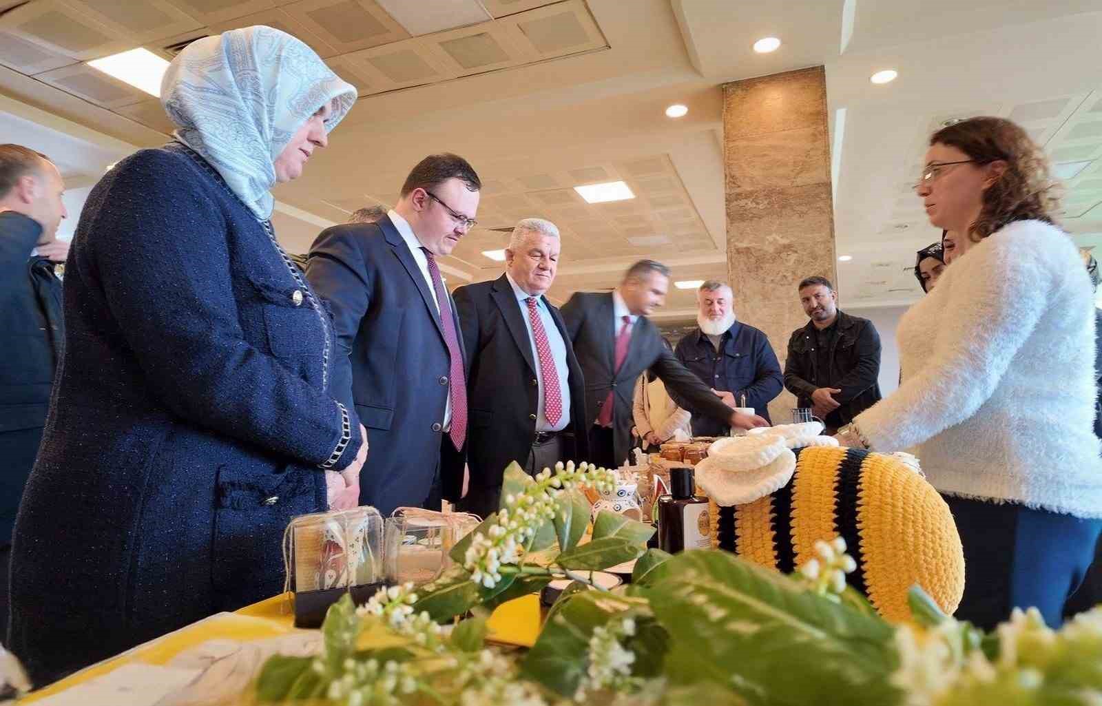 Kaynaşlı’da üreticilere sertifikaları törenle verildi
Kaynaşlı’da üreticilere sertifikaları törenle verildi