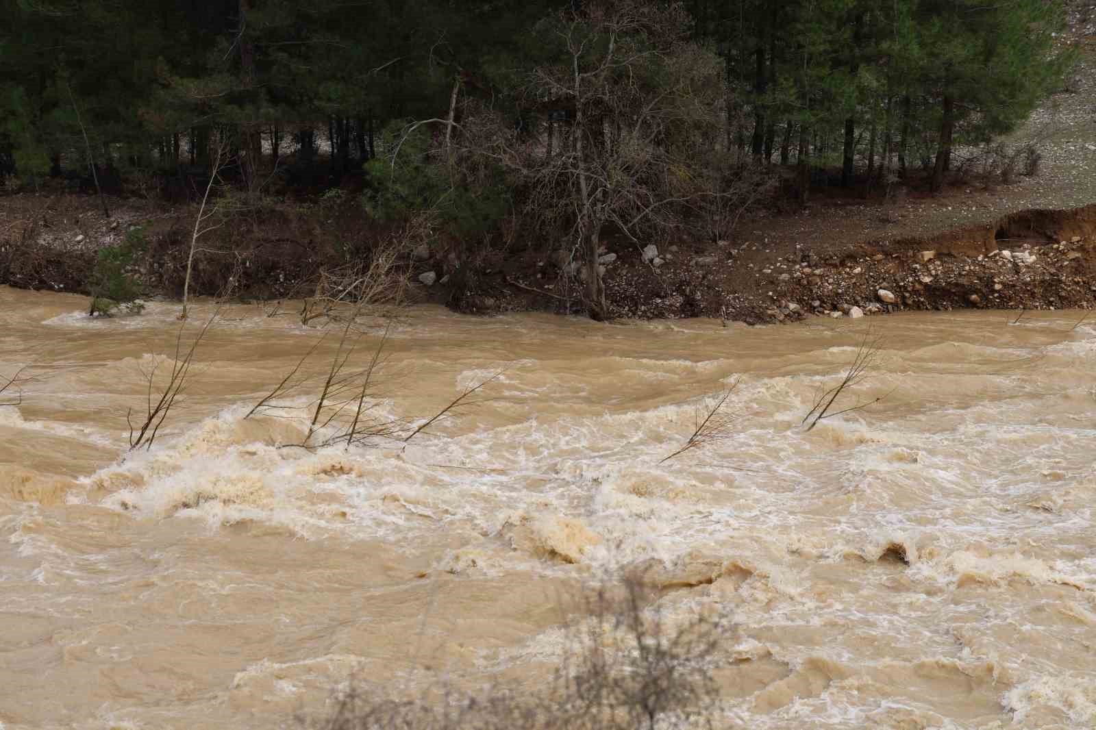 Kayseri-Adana karayolunda selin izleri siliniyor
