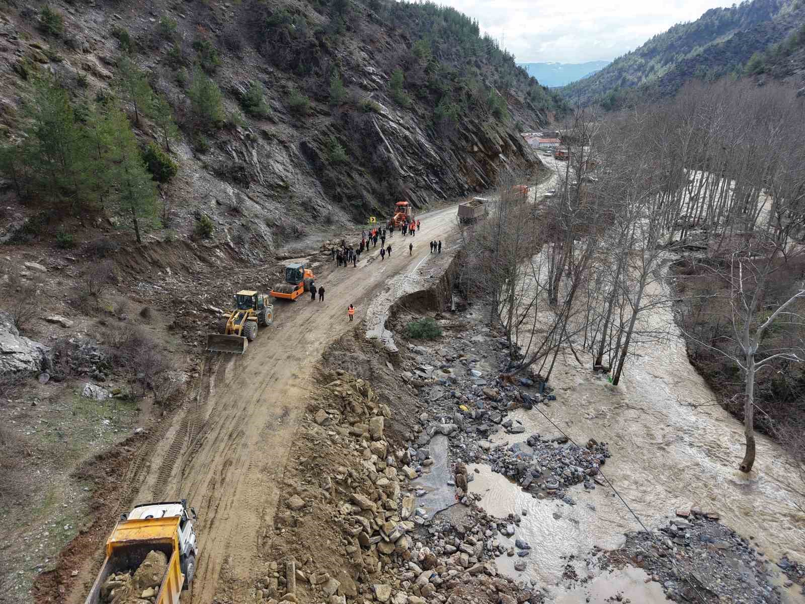 Kayseri-Adana karayolunda selin izleri siliniyor
