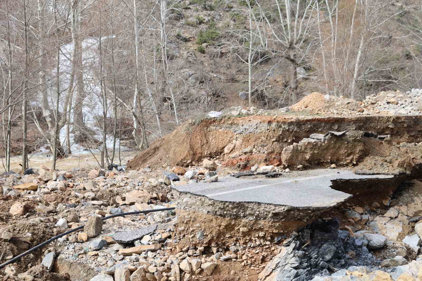 Kayseri-Adana karayolunda selin izleri siliniyor
