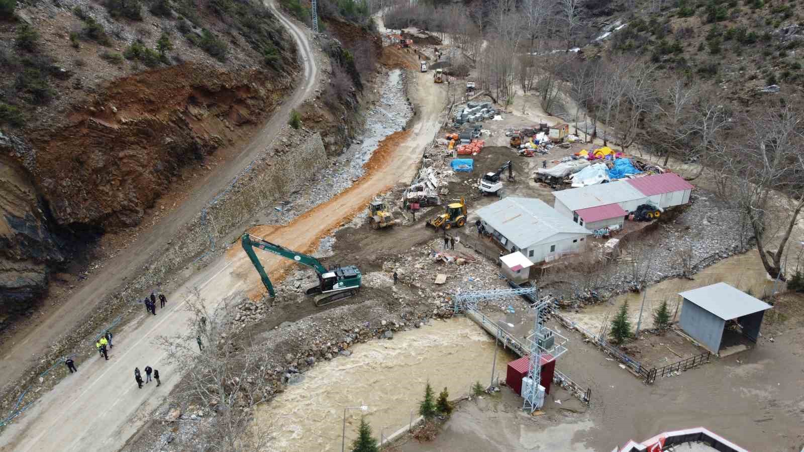 Kayseri-Adana karayolunda selin izleri siliniyor
