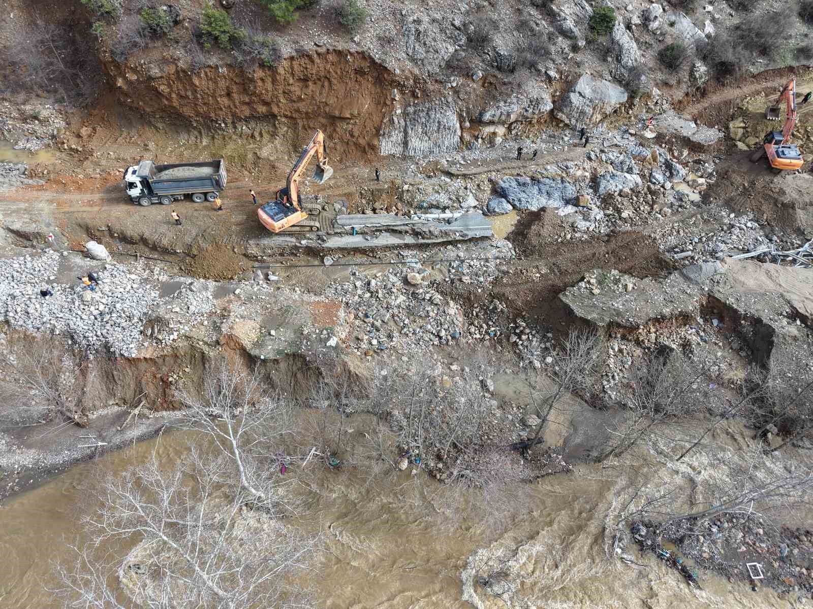 Kayseri-Adana karayolunda selin izleri siliniyor
