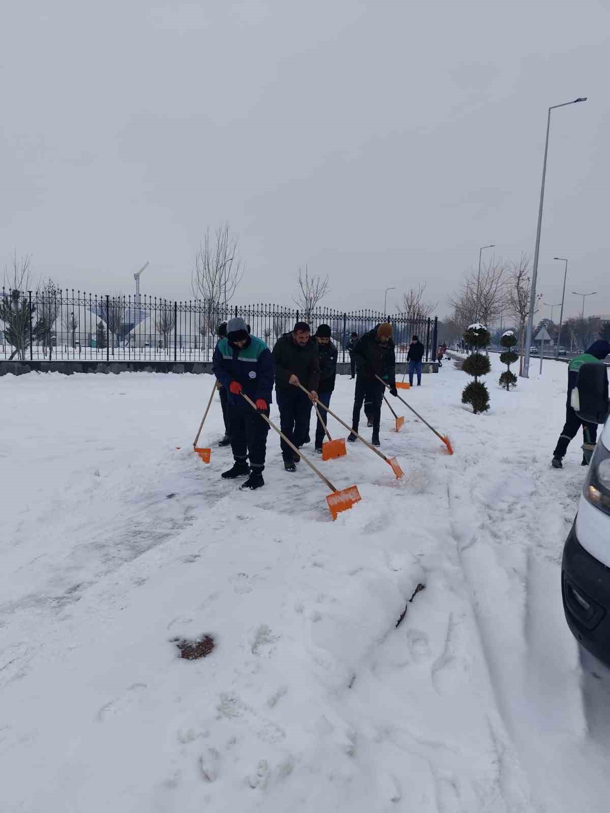 Kayseri Büyükşehir 10 ilçede 155 kırsal mahalle yolunu ulaşıma açtı
Kayseri Büyükşehir 10 ilçede 155 kırsal mahalle yolunu ulaşıma açtı