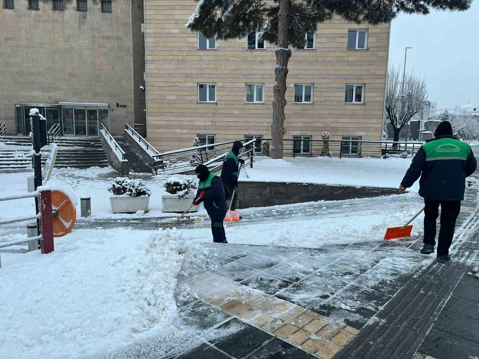 Kayseri Büyükşehir 10 ilçede 155 kırsal mahalle yolunu ulaşıma açtı
Kayseri Büyükşehir 10 ilçede 155 kırsal mahalle yolunu ulaşıma açtı