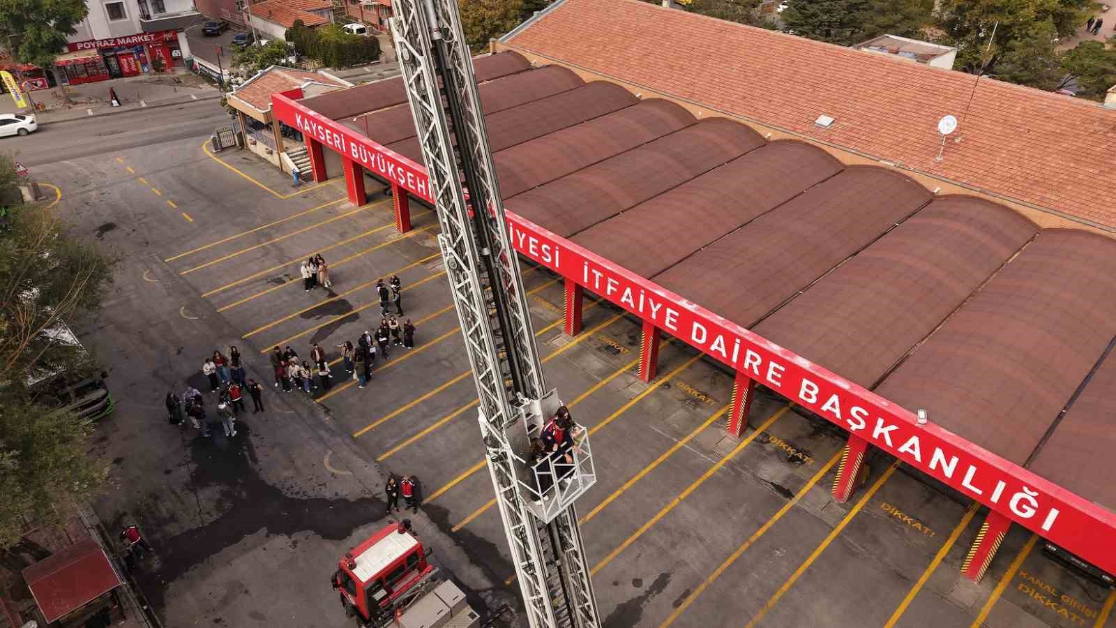 Kayseri Büyükşehir, 2025’te afet farkındalık eğitimleri ve teknik çalışmalarla şehri dirençli hale getirdi
Kayseri Büyükşehir, 2025’te afet farkındalık eğitimleri ve teknik çalışmalarla şehri dirençli hale getirdi