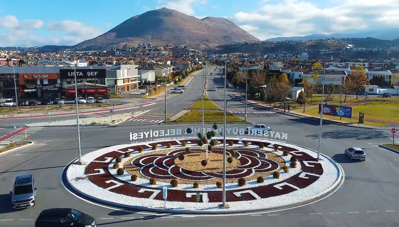 Kayseri Büyükşehir, kavşak peyzajı ile kentin vitrinine renk ve estetik katıyor
