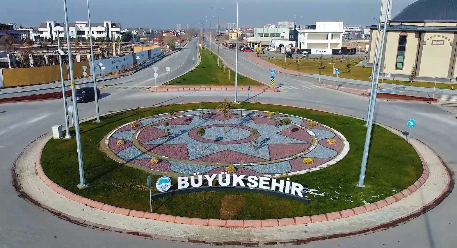 Kayseri Büyükşehir, kavşak peyzajı ile kentin vitrinine renk ve estetik katıyor
