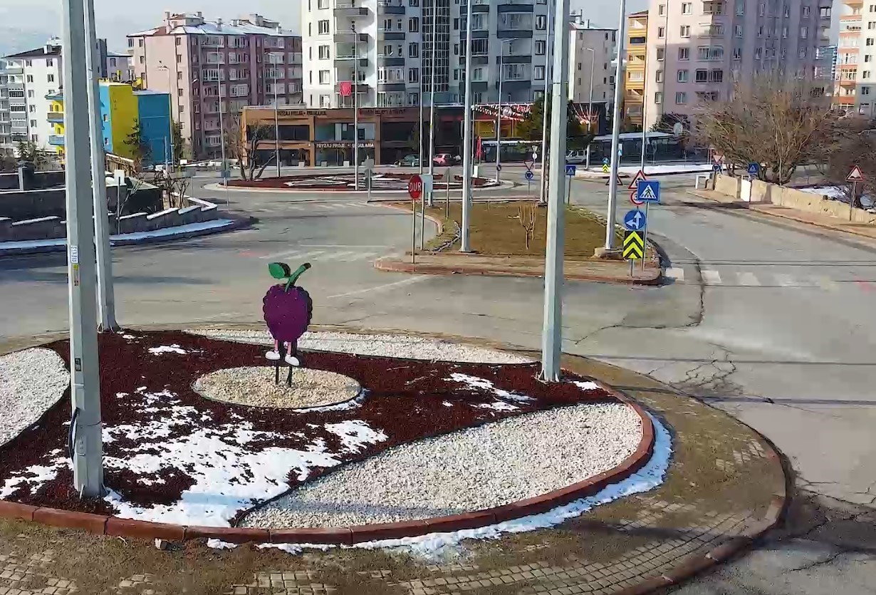 Kayseri Büyükşehir, kavşak peyzajı ile kentin vitrinine renk ve estetik katıyor
