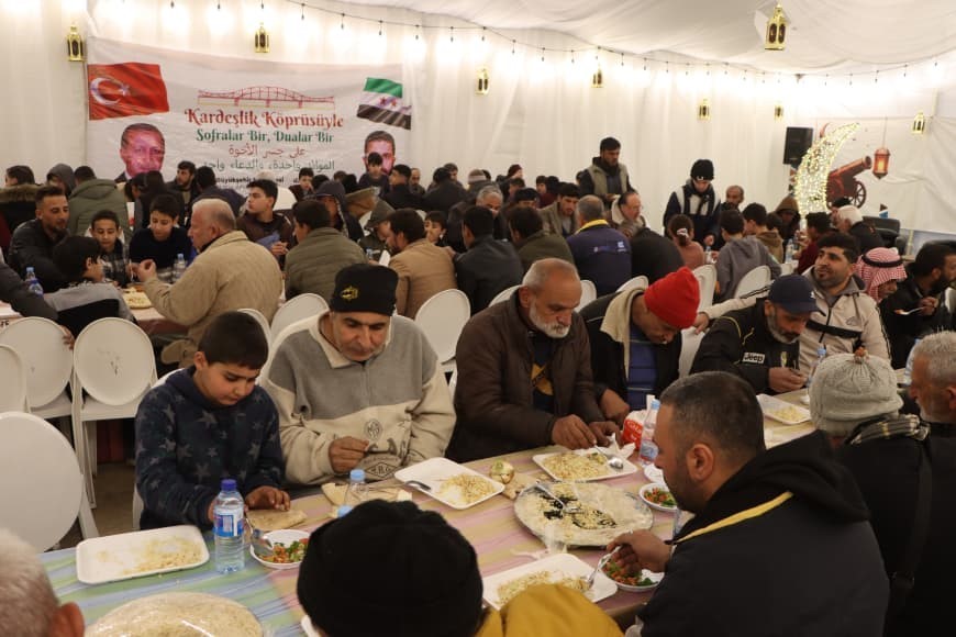 Kayseri büyükşehir, Suriye’de iftar sofrası kurdu
