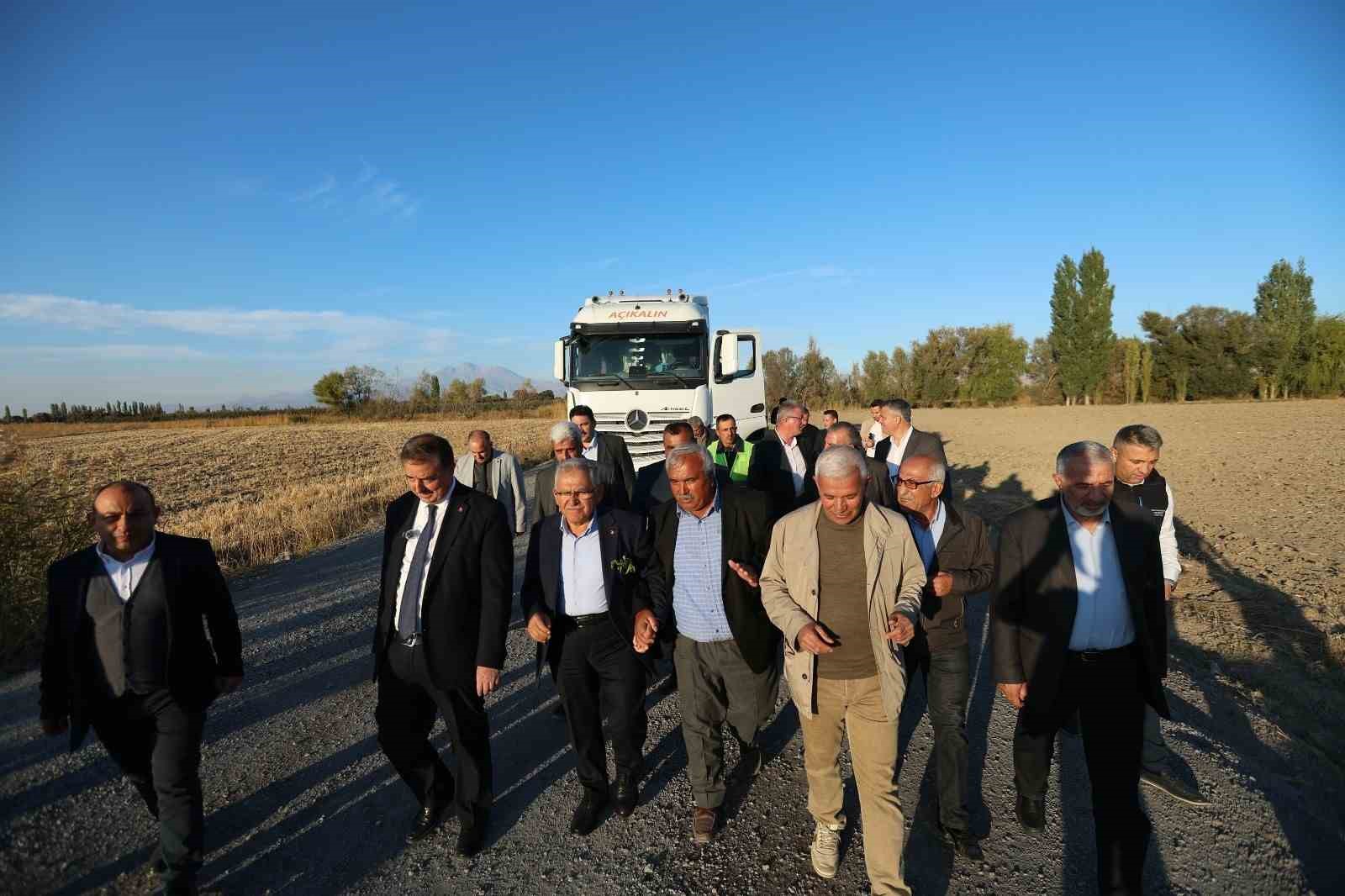 Kayseri Büyükşehir’den kırsala 1 yılda 1 milyar 675 milyon TL’lik yatırım
Kayseri Büyükşehir’den kırsala 1 yılda 1 milyar 675 milyon TL’lik yatırım